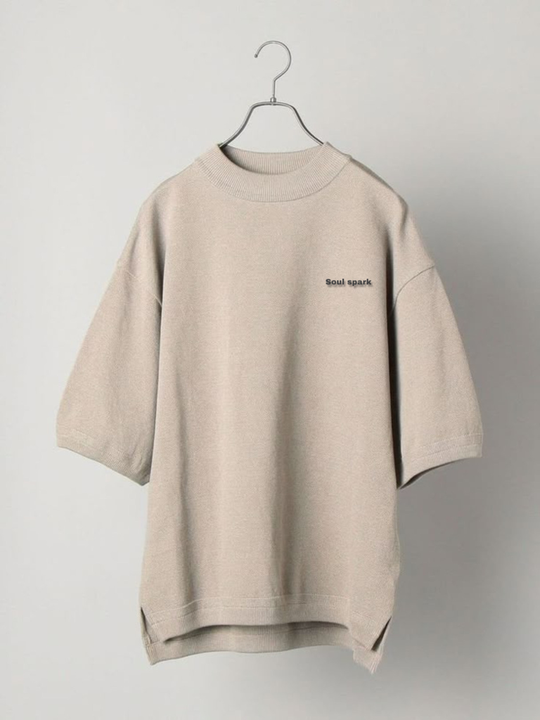 oversized beige T-shirt, casual style